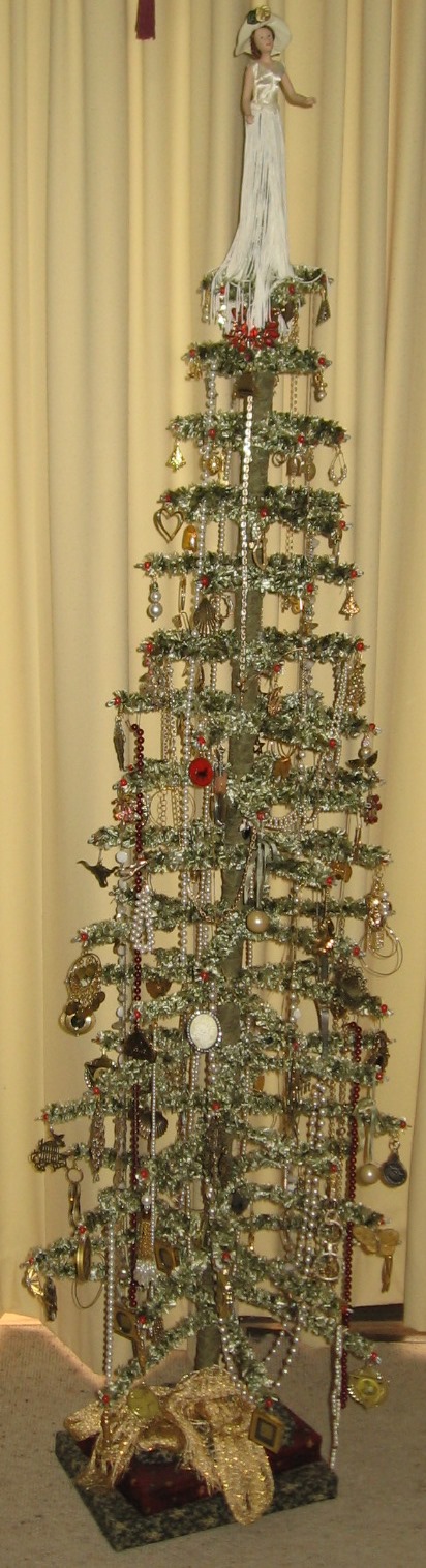 2014 New Faux Feather Tree and the Family Jewels 07